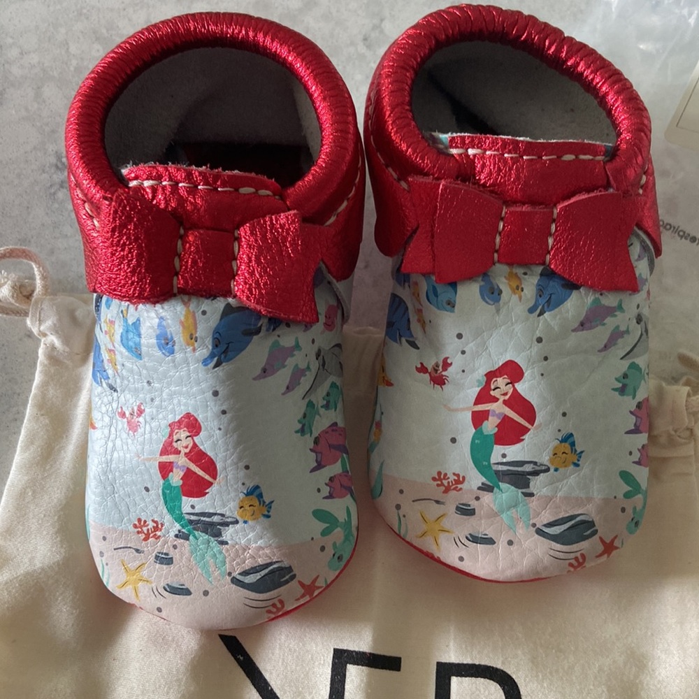 Disney Little Mermaid Freshly Picked leather Bow Moccasins size 6 - Picture 2 of 8